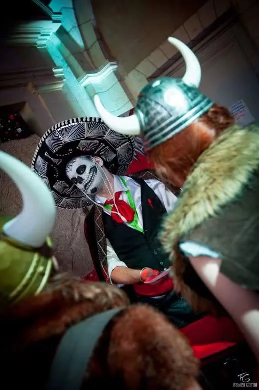 Jérôme grimé en calavera et coiffé d'un sombrero, présentant un tour lors d'une soirée costumée